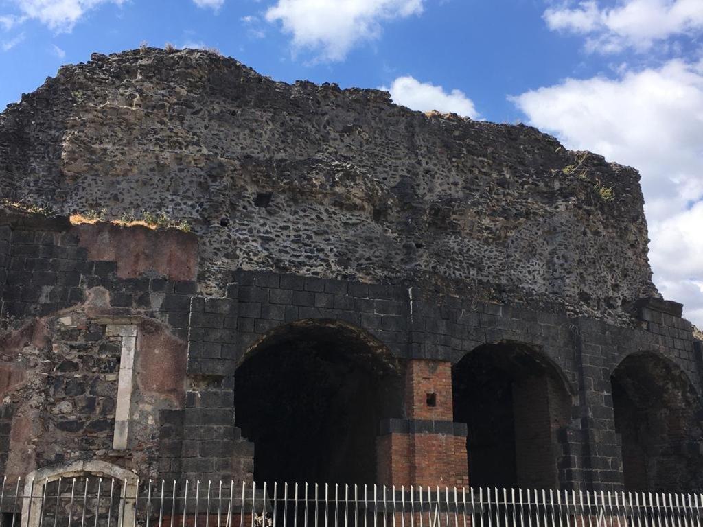 Casa Ega E La Rotonda: Bellissimi Monovani Nel Cuore Di CTA Exteriör bild